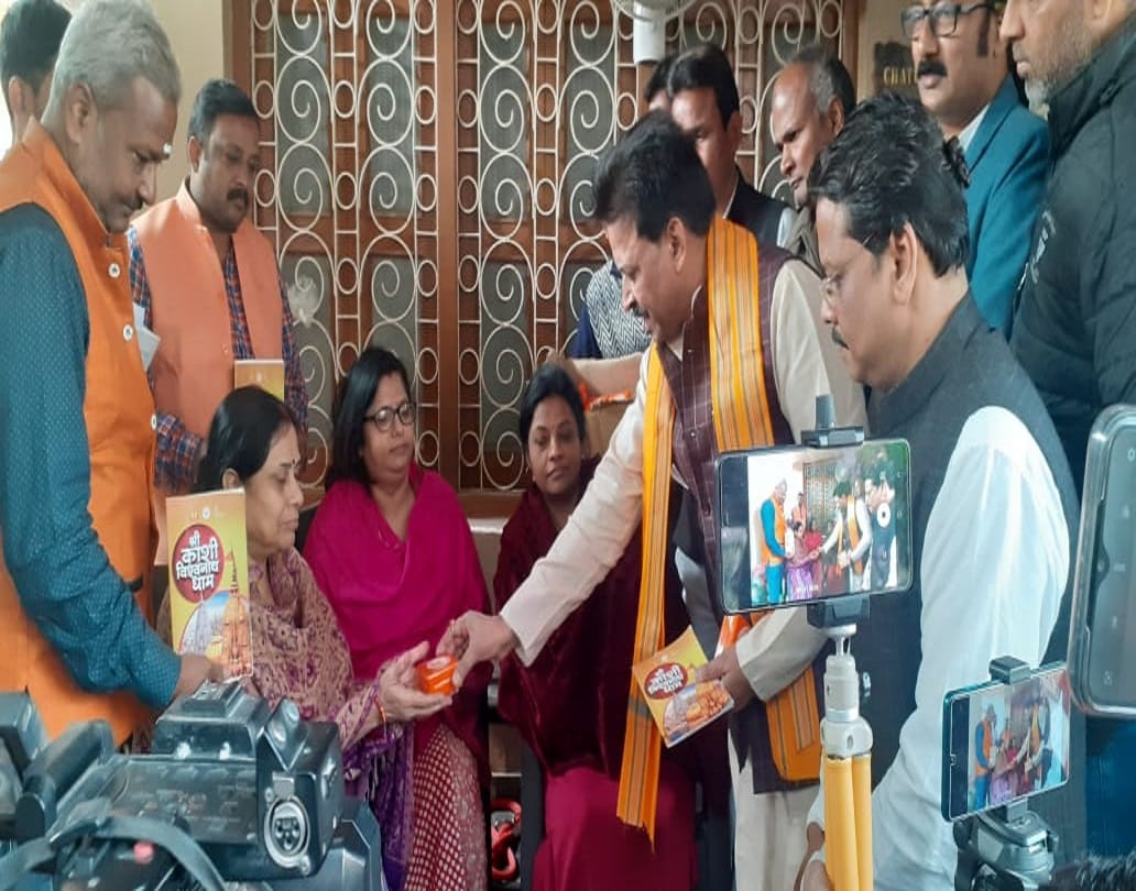 kashi vishwanath dham inauguration Mahaprasad laddoo distributed door to door BJP varanasi along with booklet related to history of temple