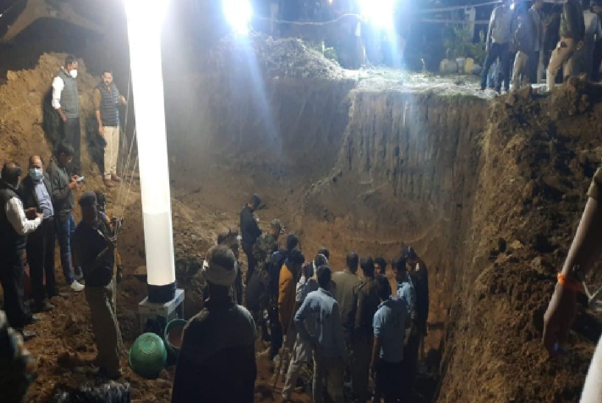 One year old girl was rescued following an operation after she fell into nearly 15 feet deep borewell in Chhatarpur Madhya pradesh