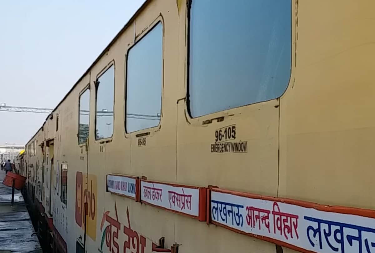 Doubलापरवाही: तेजस एक्सप्रेस के पटरी पर आते ही डिरेल हो गई डबल डेकर एक्सप्रेस, ढाई साल से बेकार खड़ी है ट्रनेle decker train not running properly.