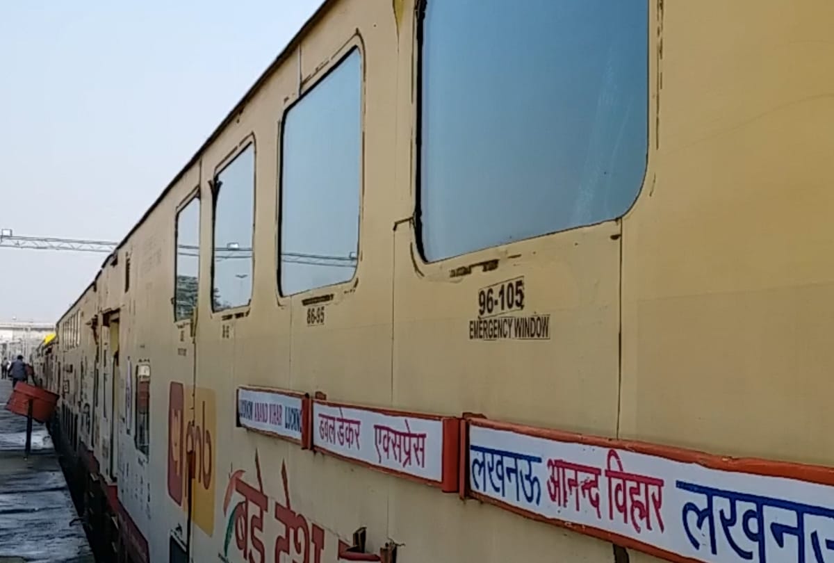 Doubलापरवाही: तेजस एक्सप्रेस के पटरी पर आते ही डिरेल हो गई डबल डेकर एक्सप्रेस, ढाई साल से बेकार खड़ी है ट्रनेle decker train not running properly.