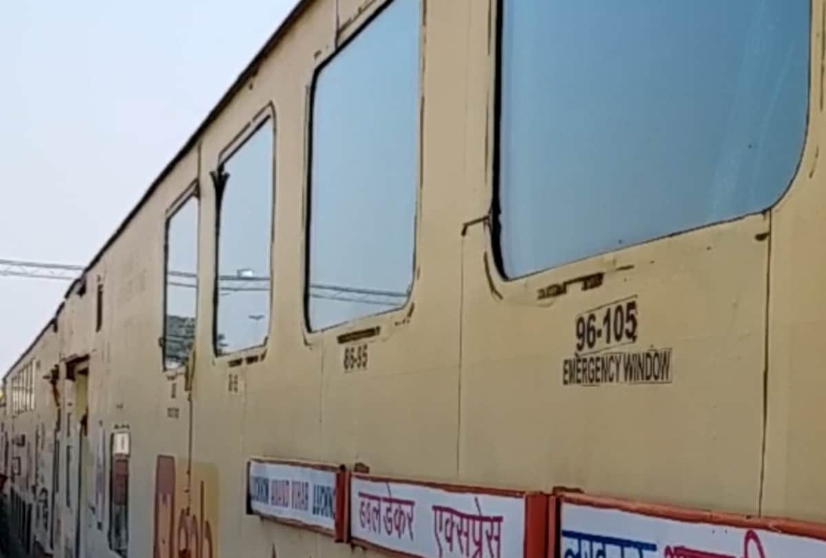 Doubलापरवाही: तेजस एक्सप्रेस के पटरी पर आते ही डिरेल हो गई डबल डेकर एक्सप्रेस, ढाई साल से बेकार खड़ी है ट्रनेle decker train not running properly.