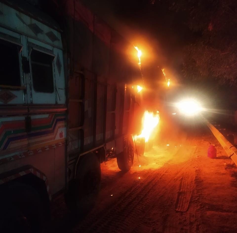 Mathura: Fire breaks out in truck moving on Yamuna Expressway