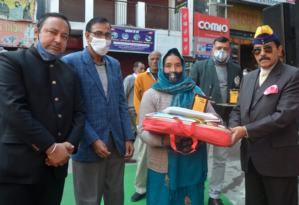 Vijay Diwas: Ex-Servicemen and Veer Naris honored at Gandhi Chowk