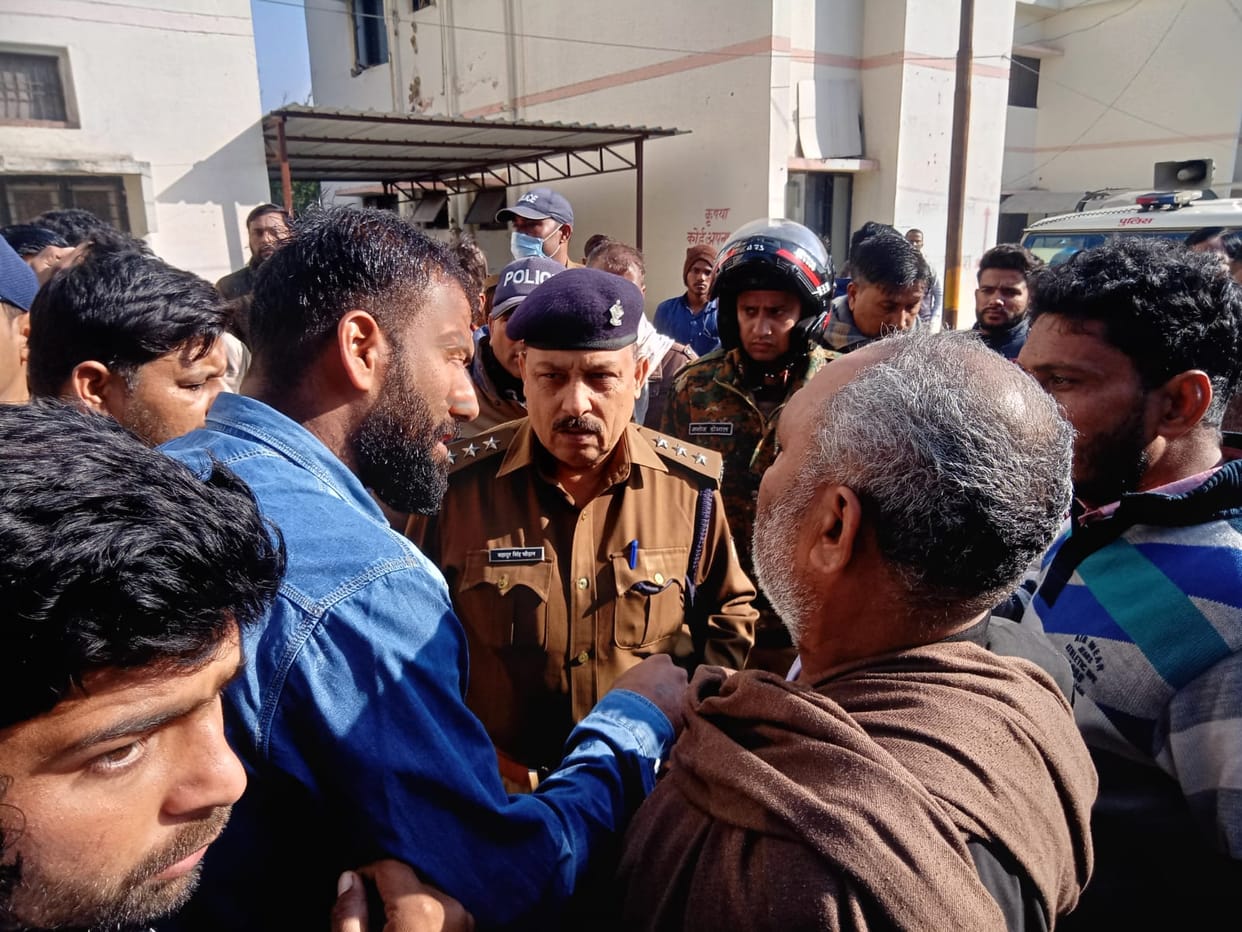 Roorkee News: Bike riding youths shot and killed the farmer, furious ruckus of angry family members