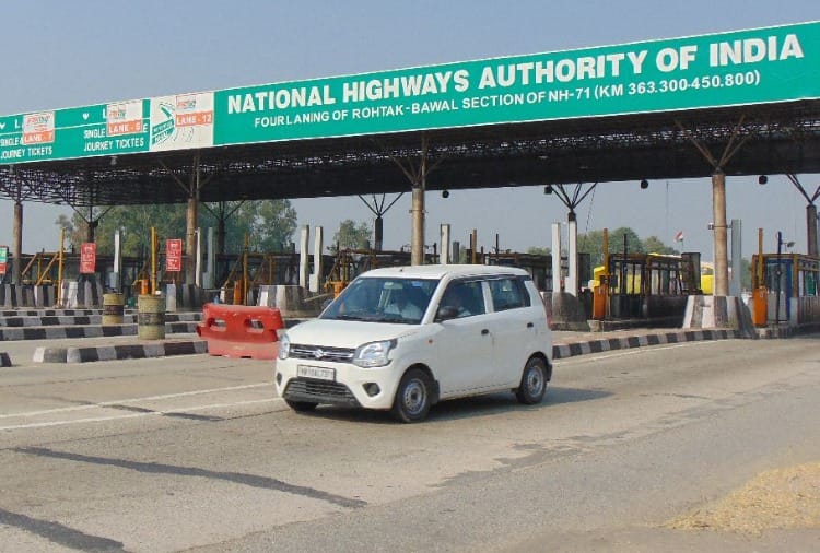 Angry employees made Gangayacha toll of Rewari free due to non-payment of salary