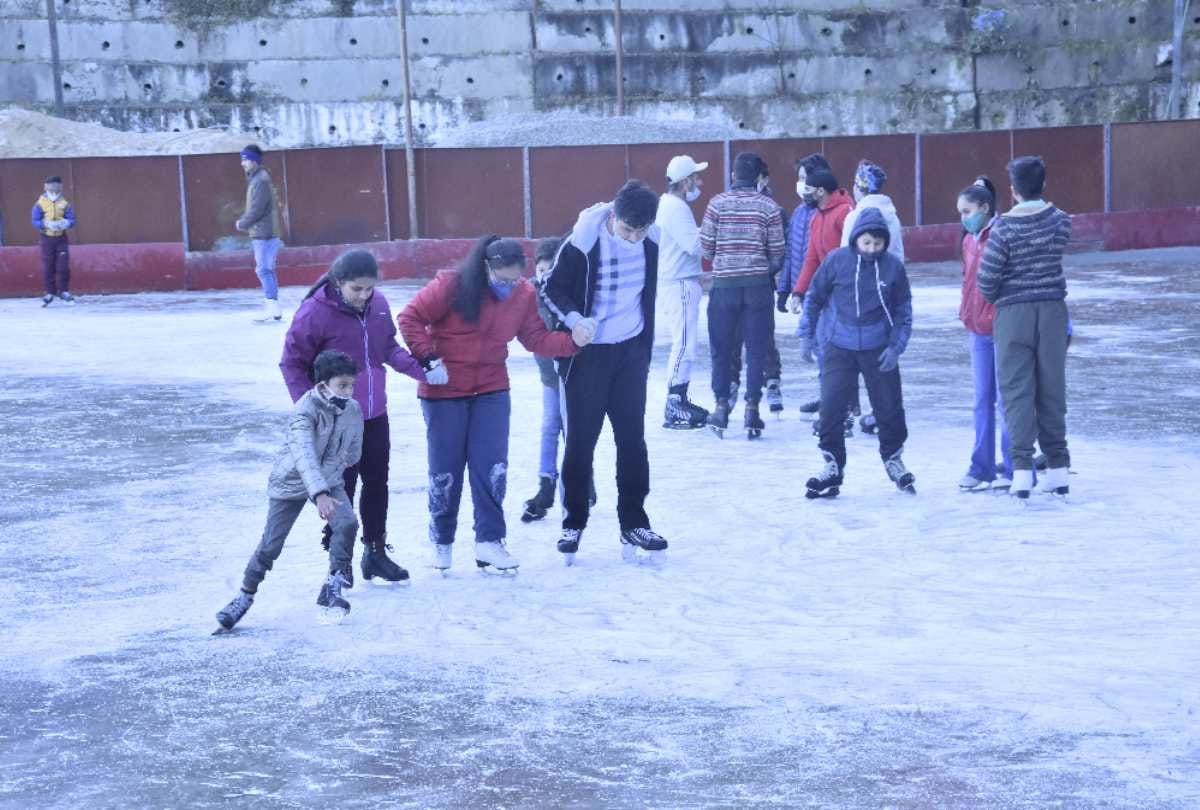 Ice skating started in historic rink, session lasted from 8 am to 10 am