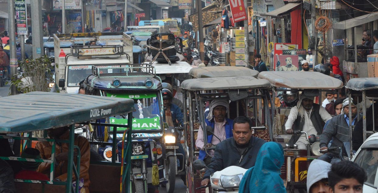 The route of the e-rickshaw did not get out of the files, the city struggling with the jam