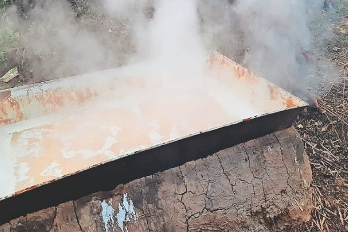 Innocent died in bhadohi due to fell in boiling pan filled with sugarcane juice For Jaggery