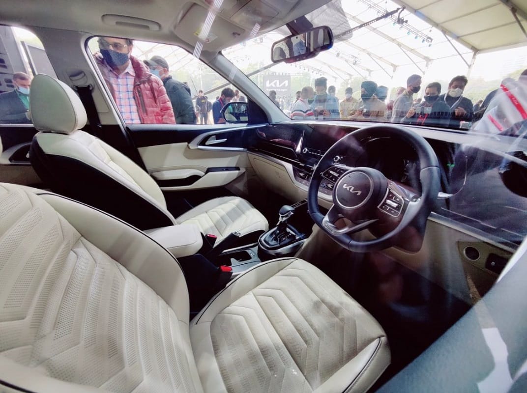 kia carens booking opens kia carens booking start date in india kia carens 2022 india interior features details