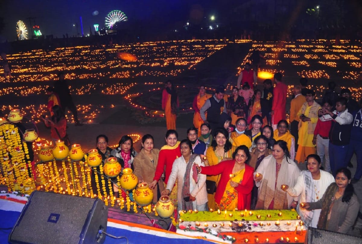 on the occasion of completion of 75 years of independence day lighting 75 thousand lamps at fort of jhansi