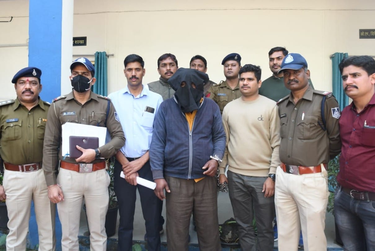 Indore: First made a physical relationship with a woman, then strangled her with a thread worn on her body, she was not recognized, so her face was crushed by bricks and stones..
