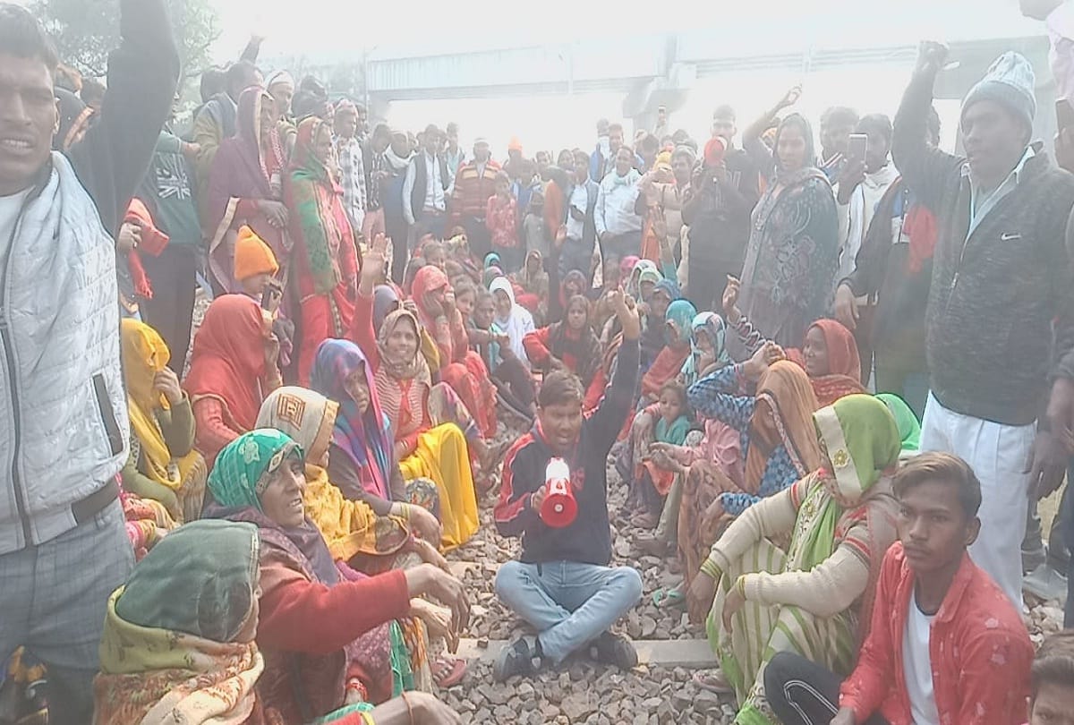 people of Aheria samaj jammed railway track for inclusion in caste category many trains affected