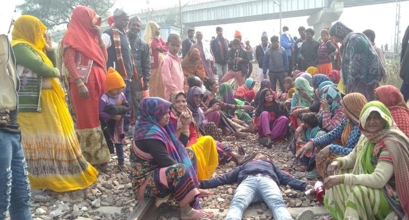 Hathras: Aheria society occupied the railway track for eight hours, uproar