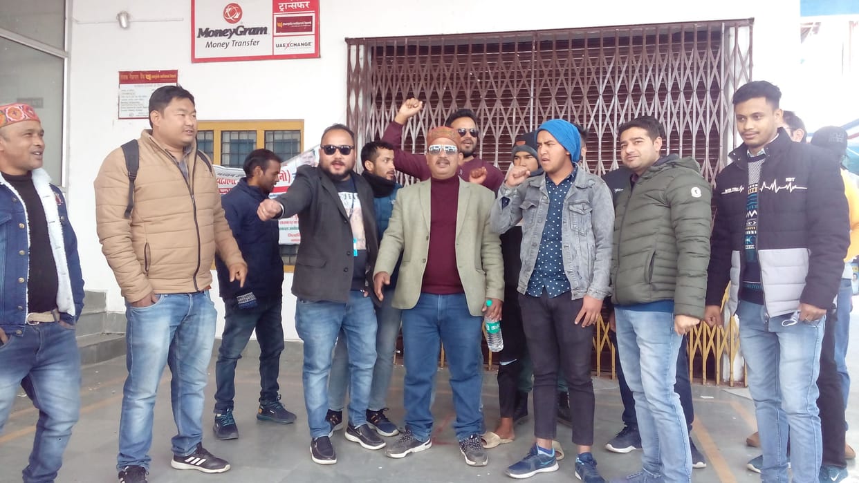 Two-day strike of bank workers started in protest against privatization