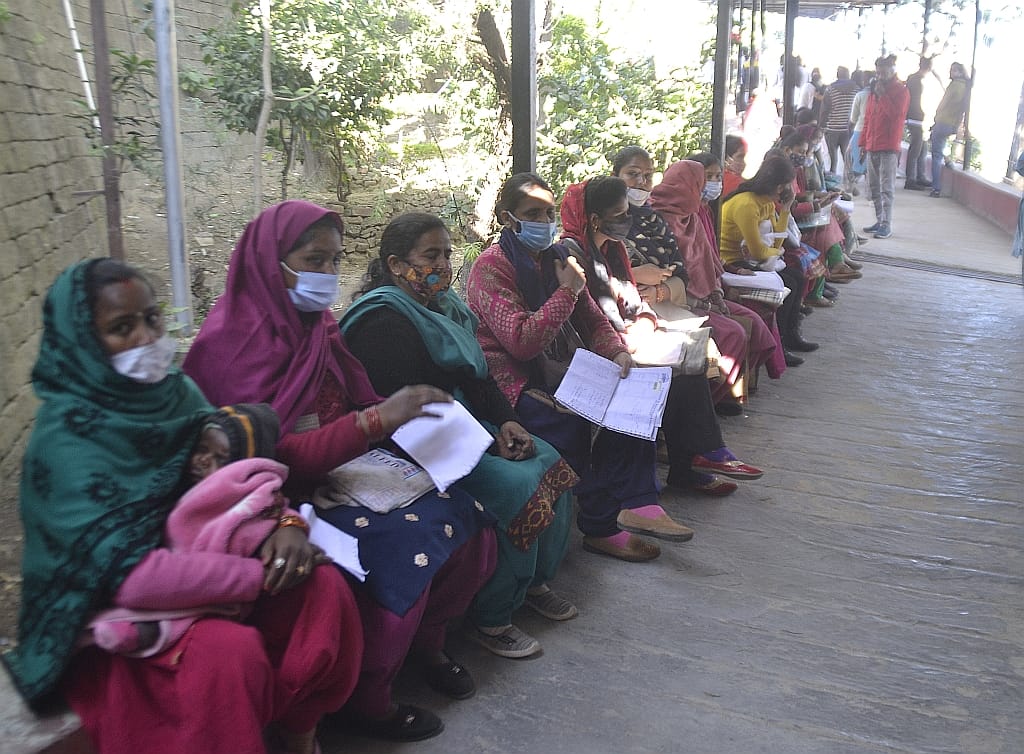 one doctor return on duty in gayni ward  nahan medical college