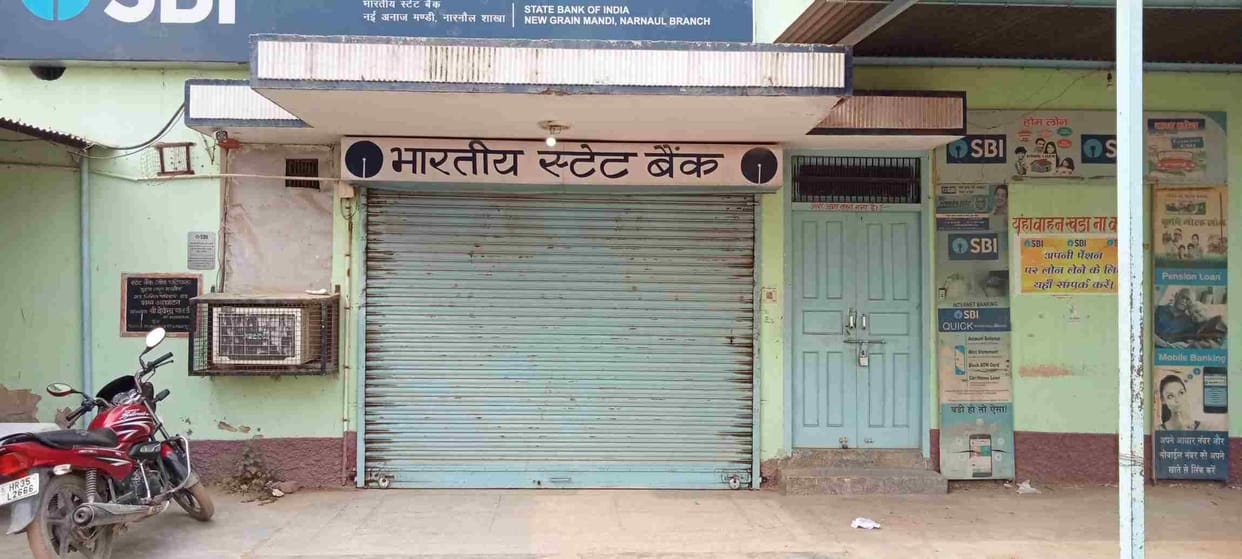 Bank employees on strike to protest against privatization
