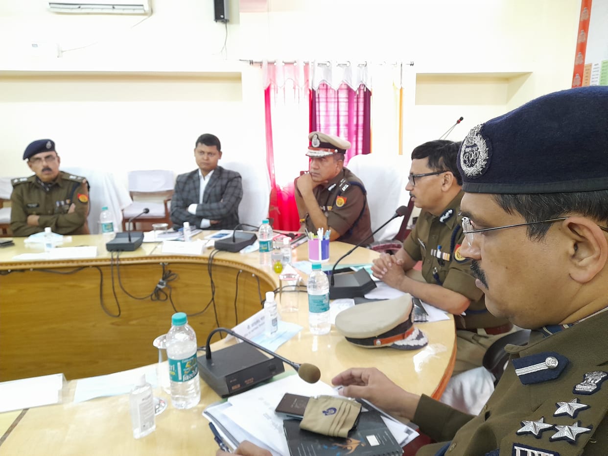 Prevent crime in the border area by coordinating: ADG
