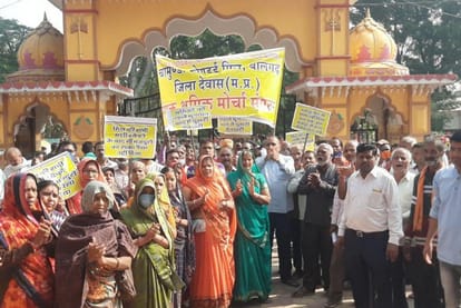 Dewas: Workers adamant on meeting the collector for the demand of outstanding money, if they don't come, they got jammed on the highway... a rally taken out in the city too