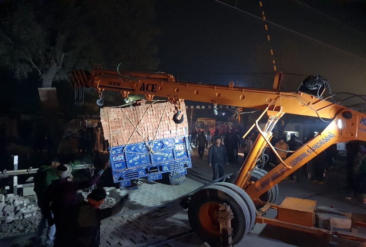 Tractor-trolley with bricks stuck on railway track in mathura