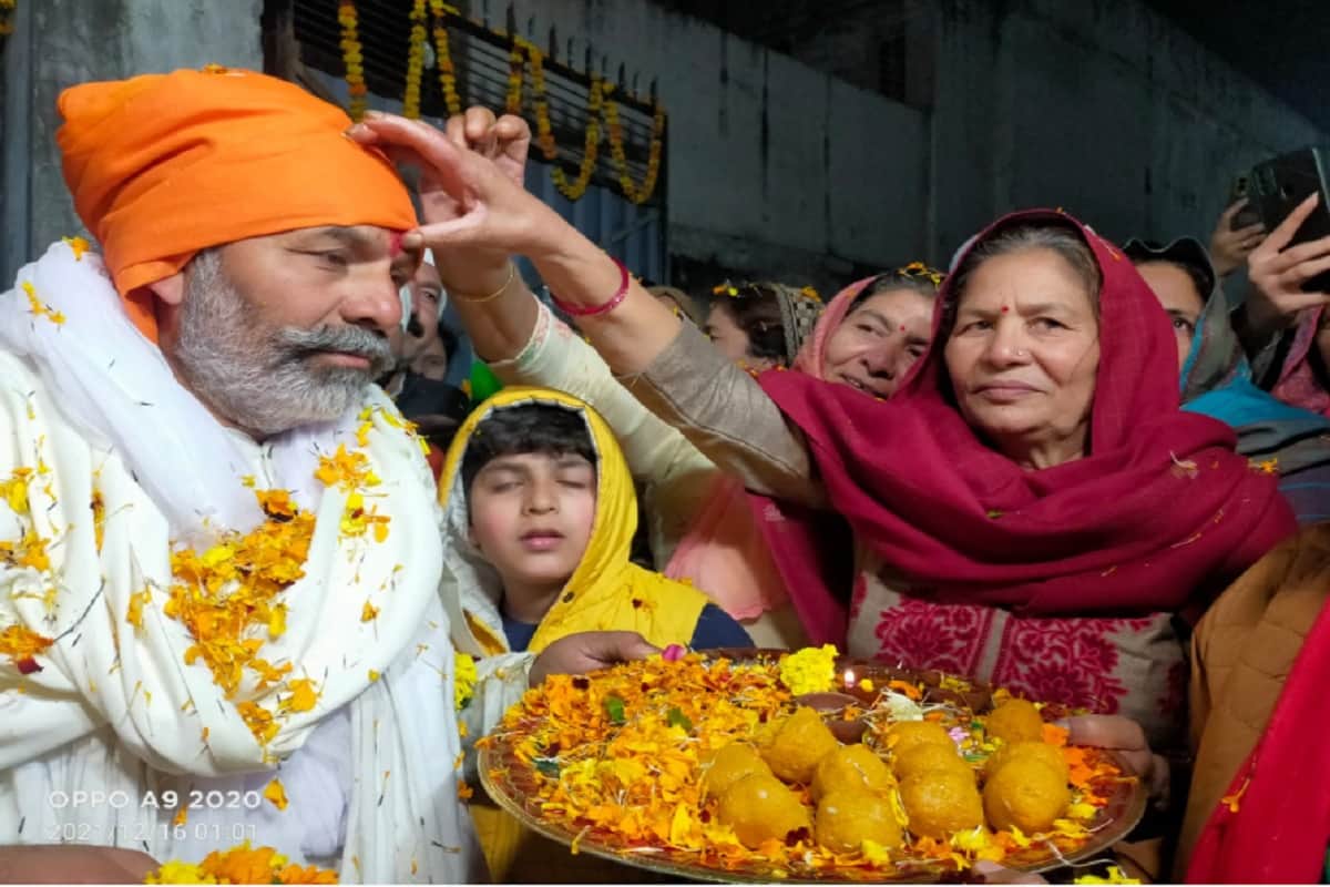 Muzaffarnagar News: The family got emotional when Chaudhary Rakesh Tikait reached his house after 383 days and see photos
