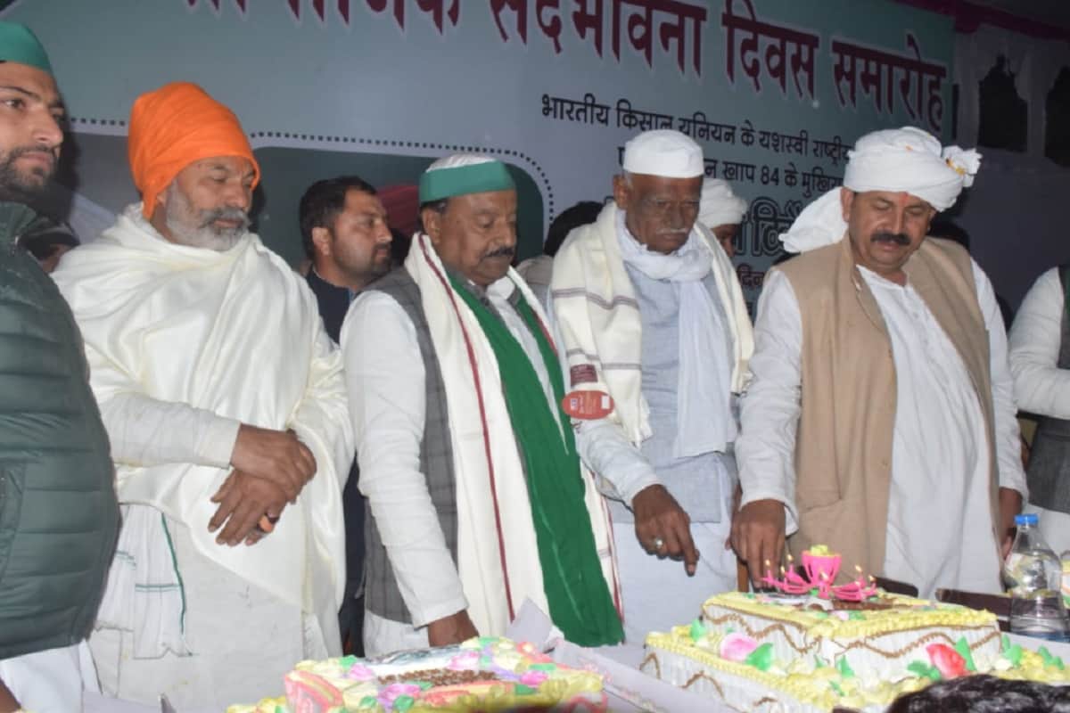 Muzaffarnagar News: Rakesh Tikait cut the cake on the birthday of Chaudhary Naresh in Hadoli village and gave Mahendra Singh Tikait Peace Prize to five farmers