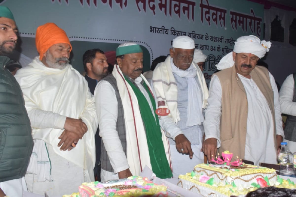 Muzaffarnagar News: Rakesh Tikait cut the cake on the birthday of Chaudhary Naresh in Hadoli village and gave Mahendra Singh Tikait Peace Prize to five farmers