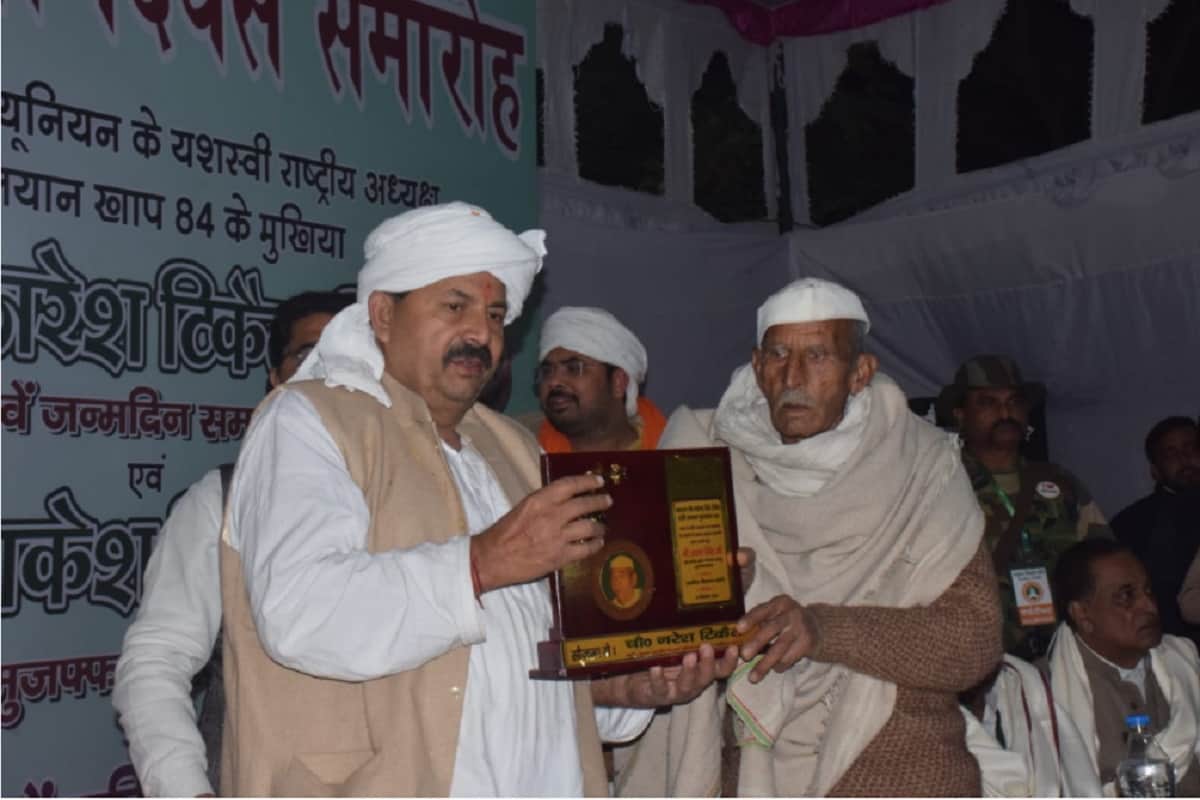 Muzaffarnagar News: Rakesh Tikait cut the cake on the birthday of Chaudhary Naresh in Hadoli village and gave Mahendra Singh Tikait Peace Prize to five farmers