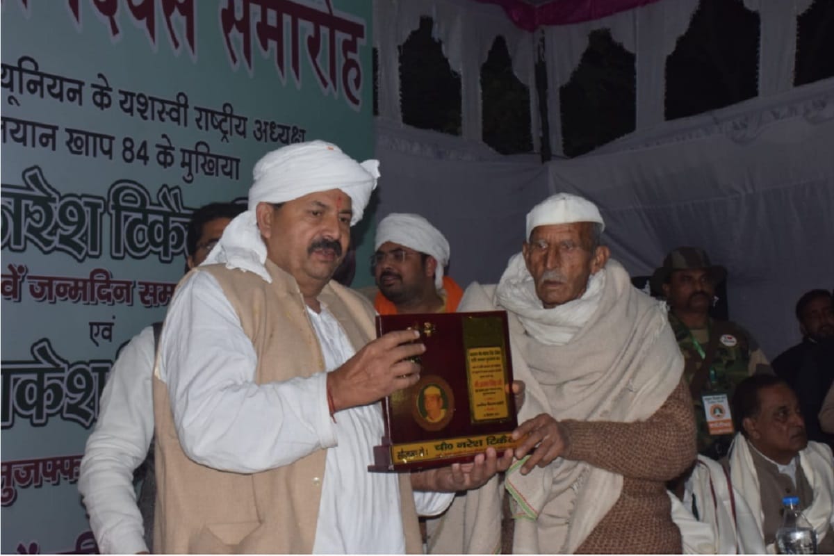 Muzaffarnagar News: Rakesh Tikait cut the cake on the birthday of Chaudhary Naresh in Hadoli village and gave Mahendra Singh Tikait Peace Prize to five farmers