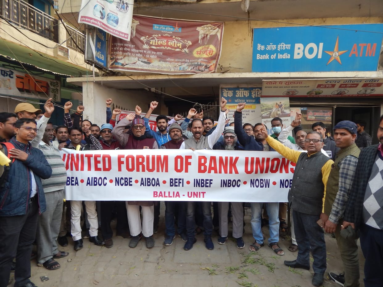 Lockdown in more than 100 branches of public sector banks
