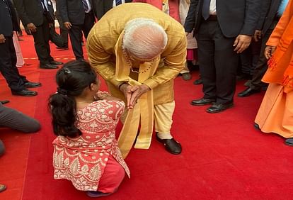 PM Modi touched feet of disabled woman in Kashi Vishwanath Dham pirtures gone viral of Unforgettable moment