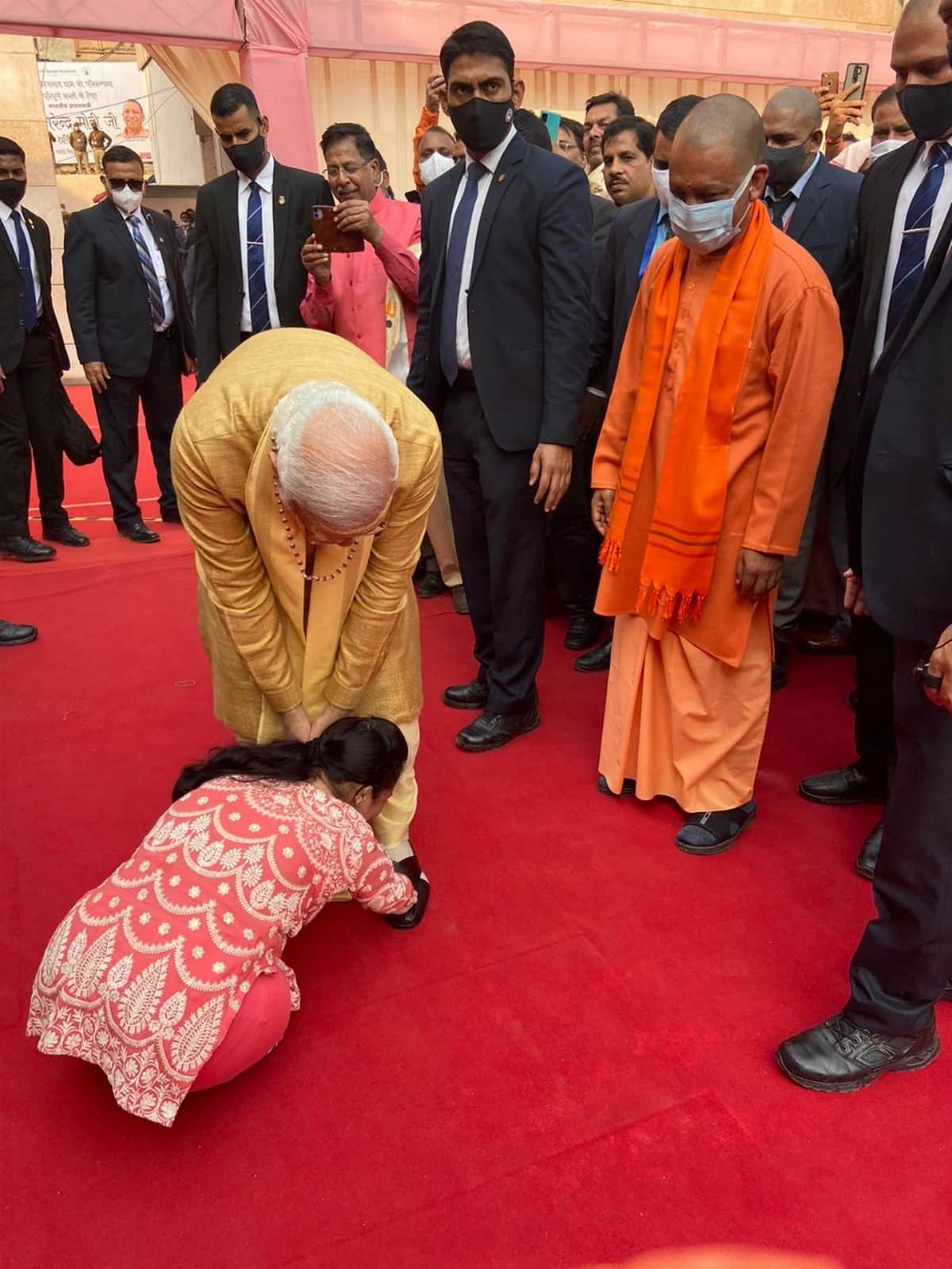PM Modi touched feet of disabled woman in Kashi Vishwanath Dham pirtures gone viral of Unforgettable moment