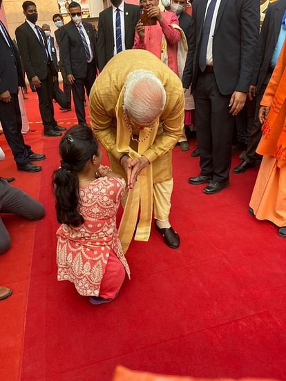 PM Modi touched feet of disabled woman in Kashi Vishwanath Dham pirtures gone viral of Unforgettable moment