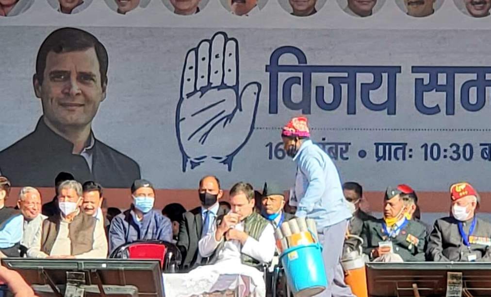 uttarakhand elections 2022 rahul gandhi rally in dehradun: rahul gandhi drink lemon tea from street tea seller