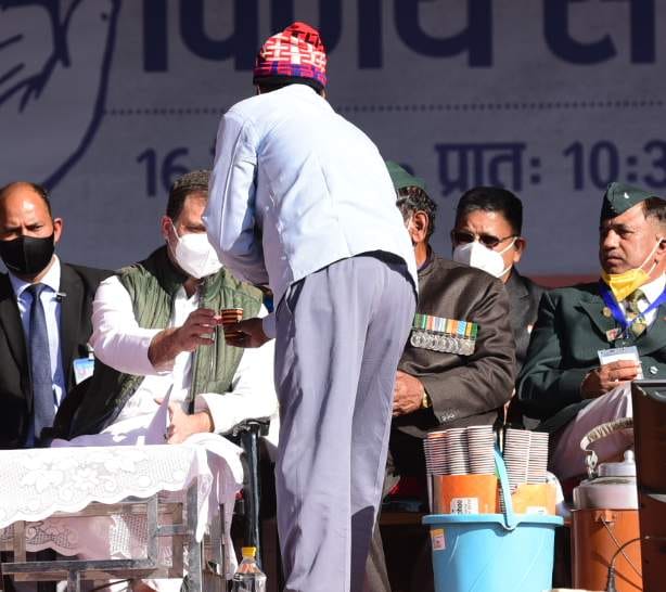 uttarakhand elections 2022 rahul gandhi rally in dehradun: rahul gandhi drink lemon tea from street tea seller