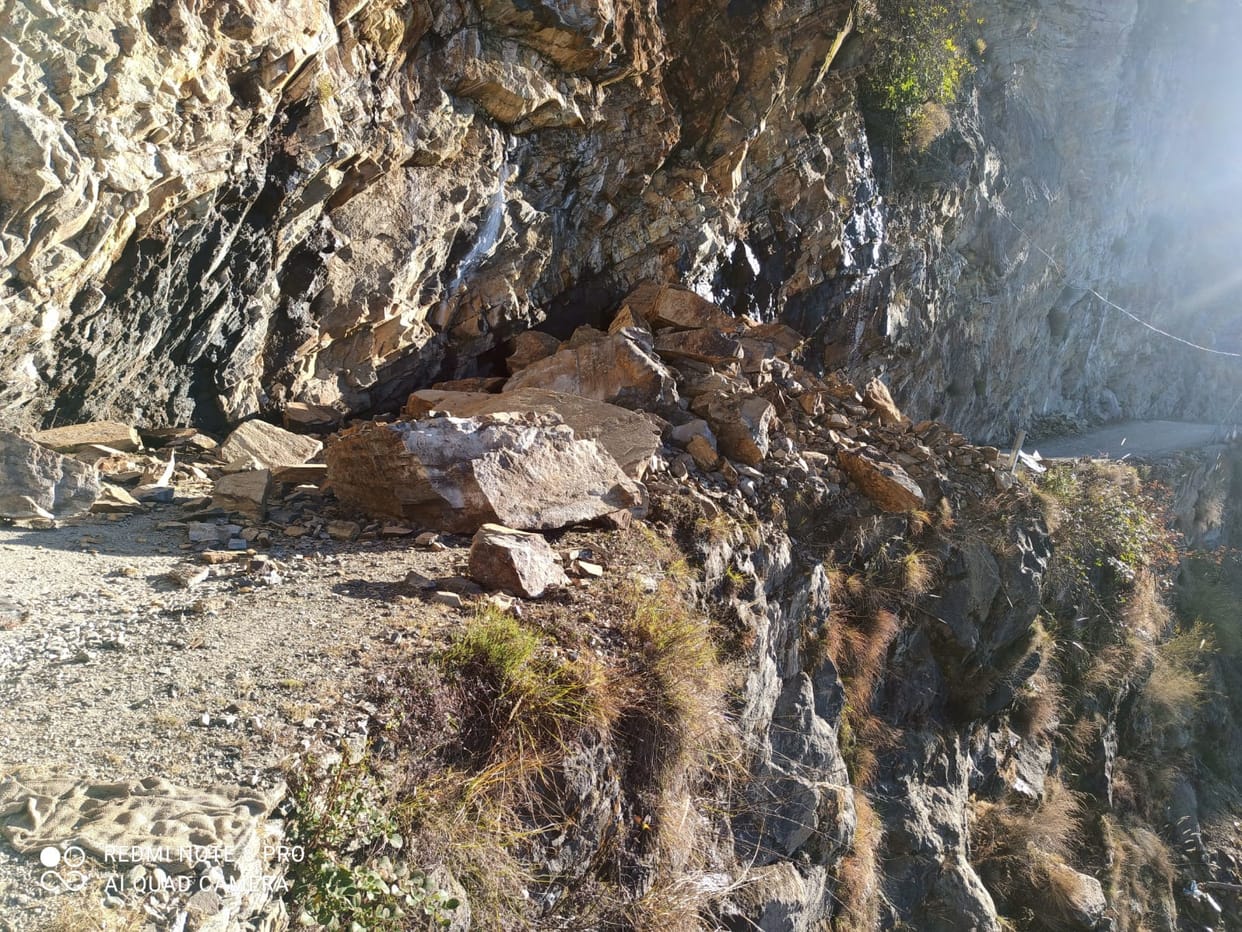Rocks on the Solan-Minas road