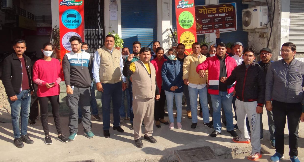 Bank workers strike against privatization
