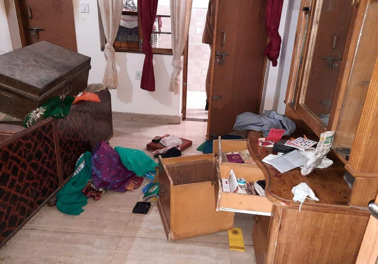 Jewelery and cash worth lakhs stolen from two houses