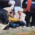 अस्थि विसर्जन करते परिवार के लोग