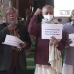 निलंबित सांसदों और संसद के अन्य सदस्यों ने संसद परिसर के बाहर विरोध प्रदर्शन किया