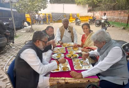 जंतर मंतर पर सांसद भोज