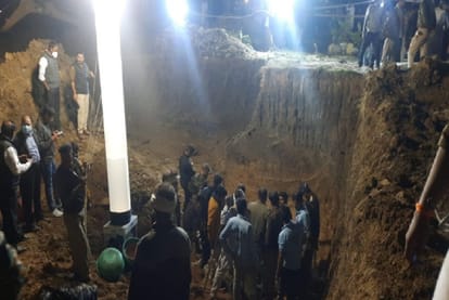 Chhatarpur: Cheers started as soon as the girl who fell in the borewell came out safely, CM thanked the rescue team