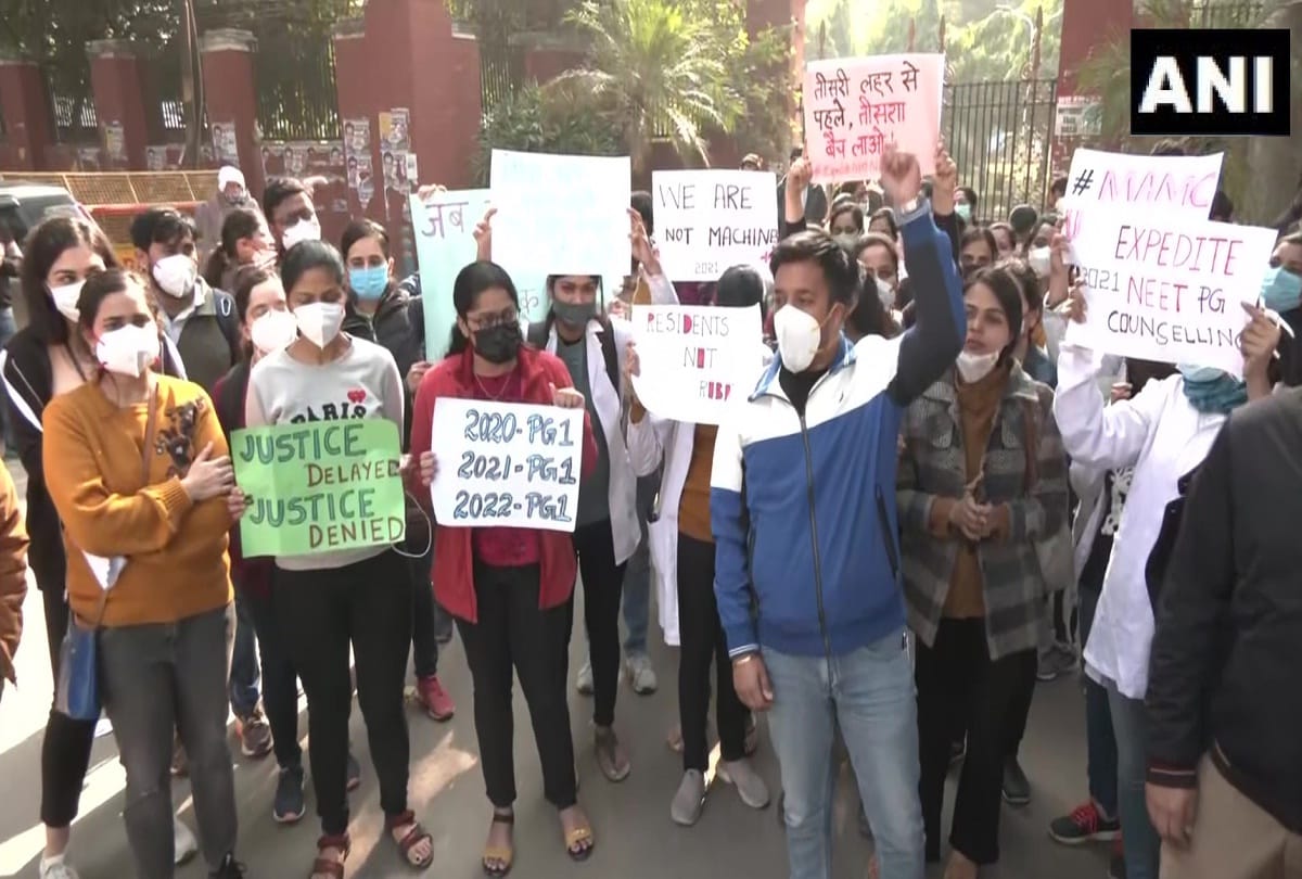 Resident doctors of LNJP Hospital protest delay in NEET-PG counselling opd closed patient in trouble 