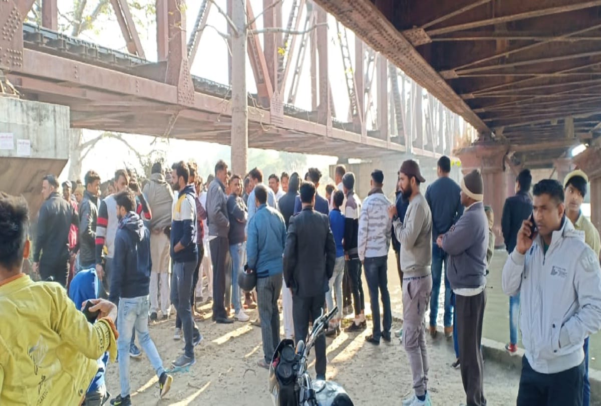 Couple fell in Gangnahar due to uncontrolled bike youth saved life divers engaged in search of woman