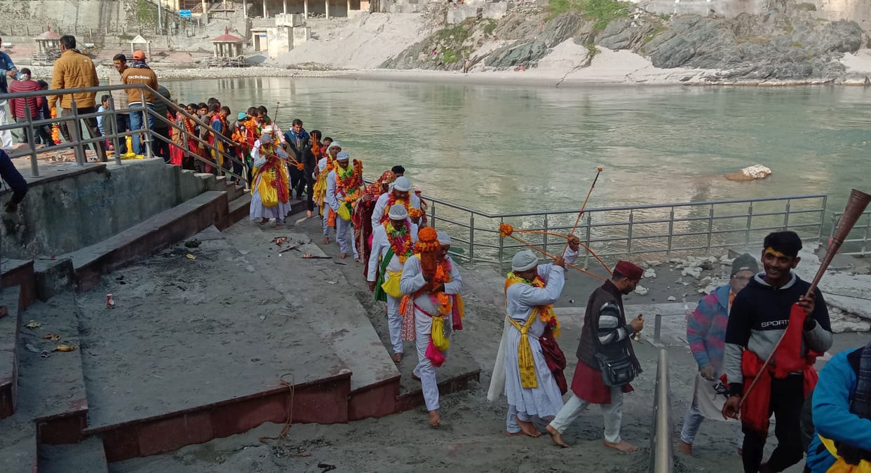 Pandavas Pashwas bathed in the Ganges and offered tarpan to the ancestors