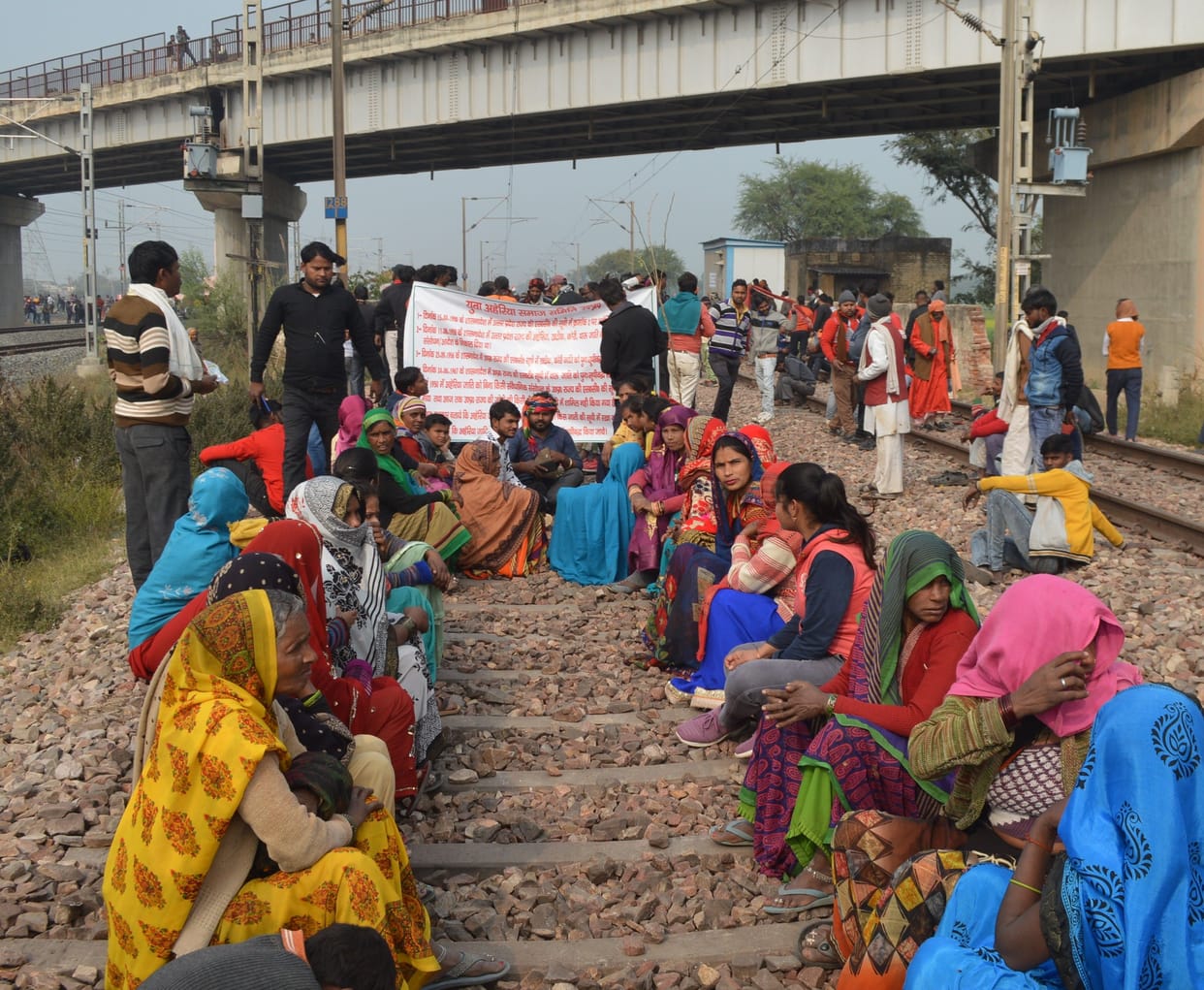 Hathras: The administration is shocked to see the attitude of the protesters and the stones of the railway track