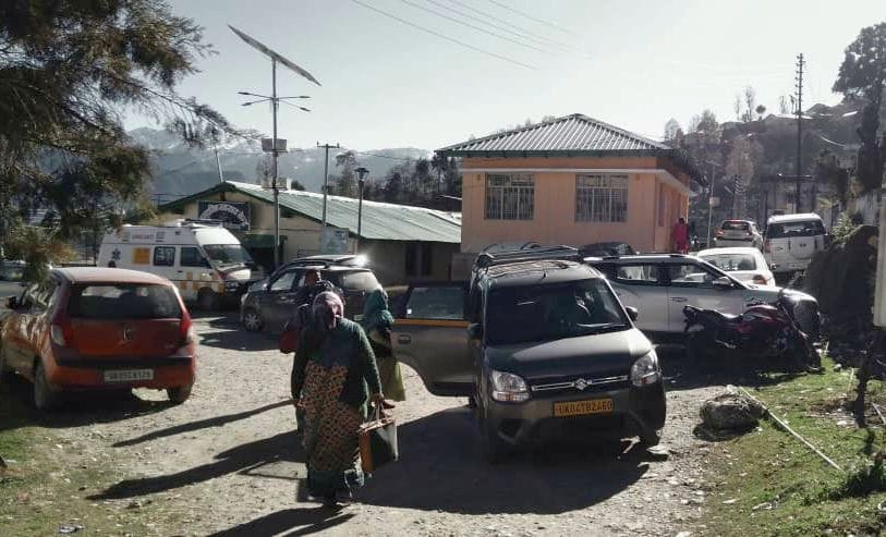 Vehicles being parked illegally in CHC Munsiyari