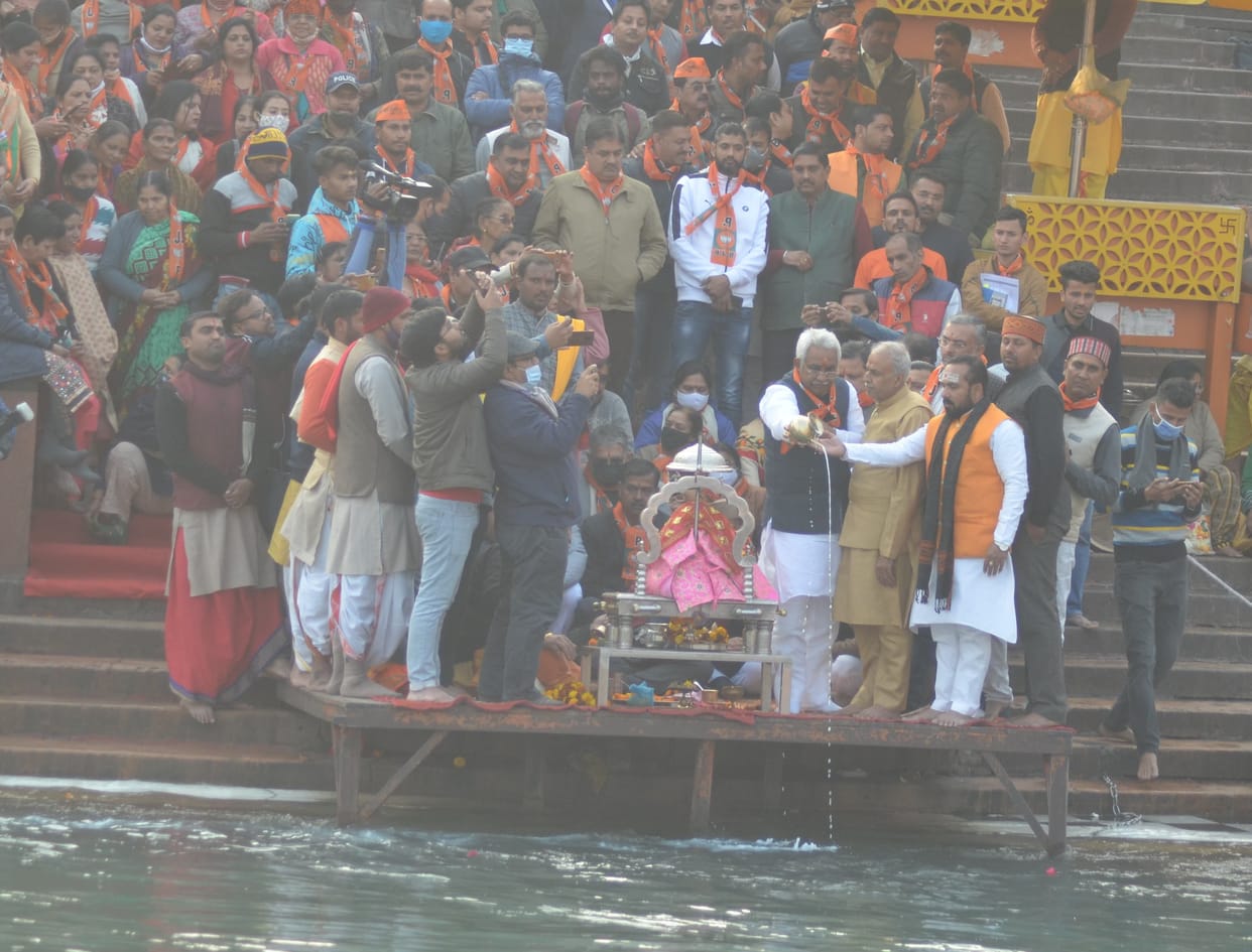 Blessings taken from Mother Ganga by worshiping on Harki Paidi