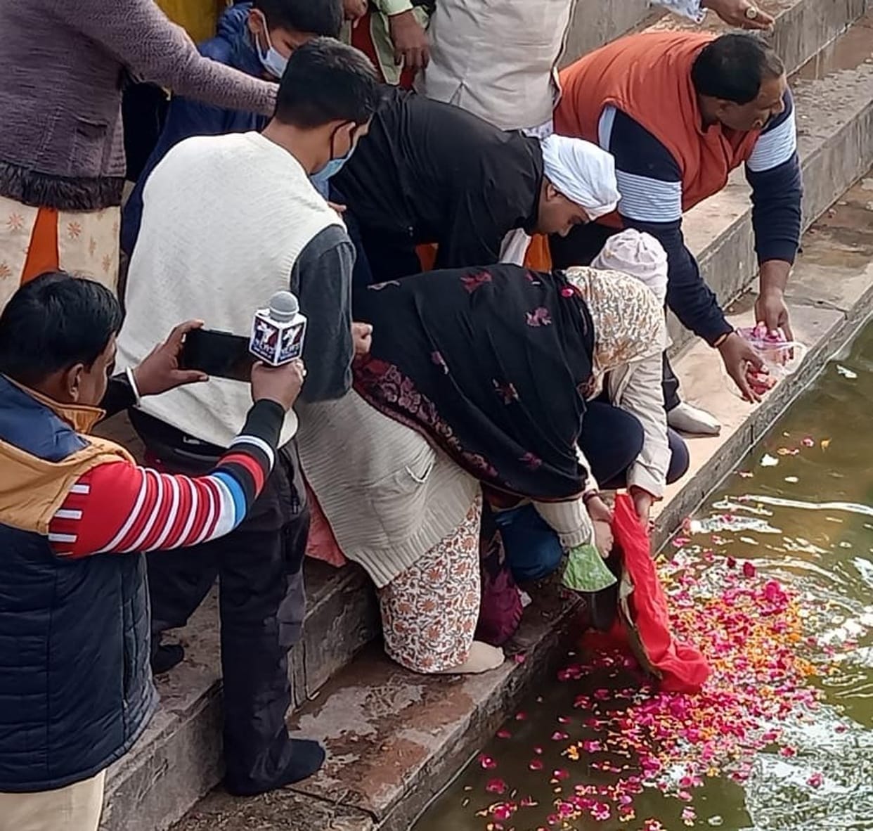 The ashes of martyr Wing Commander Prithvi Singh immersed in Soron