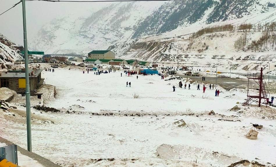 Tourists reaching to see Atal Tunnel even in severe cold