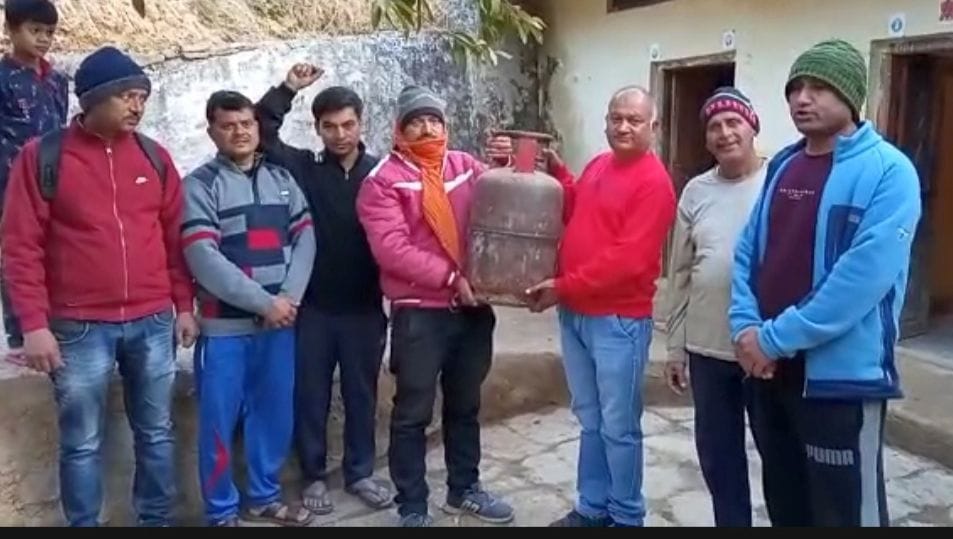 LPG did not reach in Parasonsera for one and a half months, villagers demonstrated